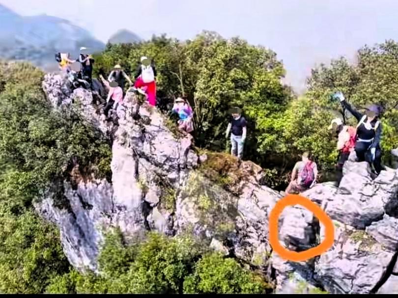 真危险！四川一男子登山只顾玩手机，没注意脚下松动的石头，突然整个人从40米的高度