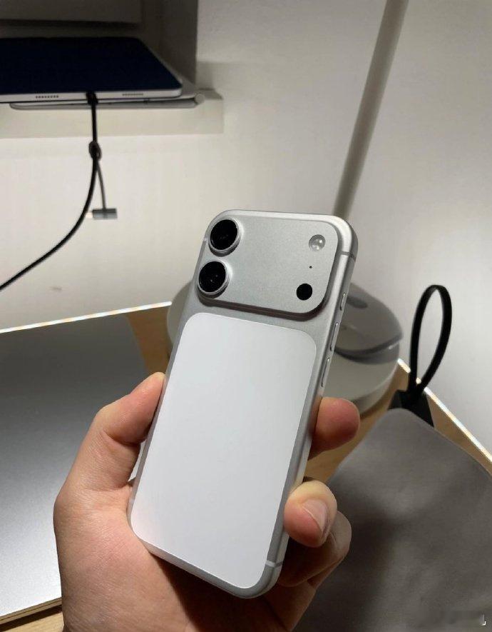 iPhone18标准版神似17Pro 基本就是一模一样，话说这几年的iPhone