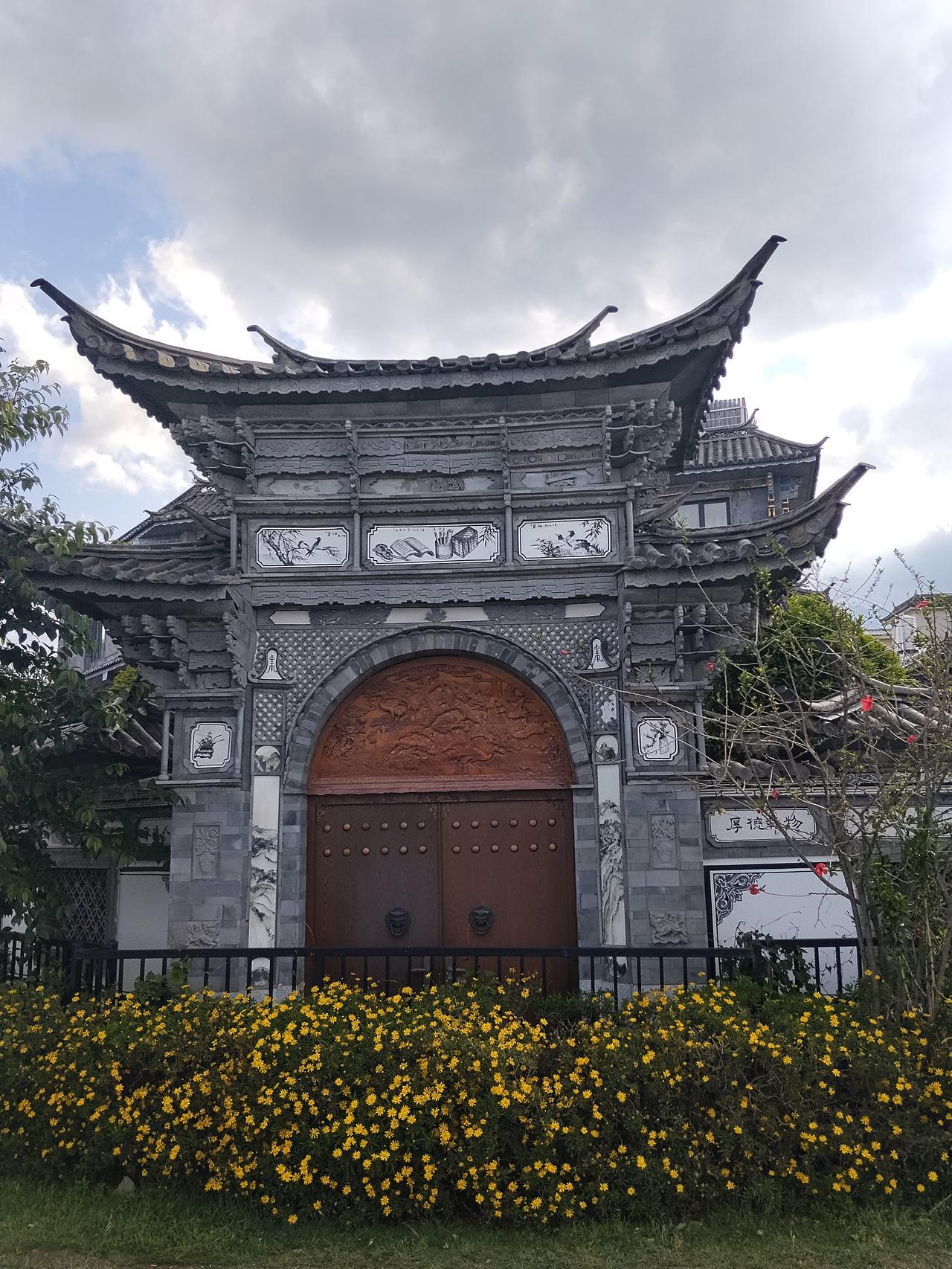 洱海边精美的大理白族民居。
洱海民居白族民居  大理乡村风景 洱海风景照