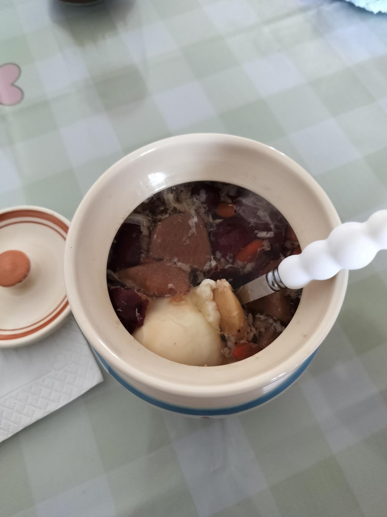 今天早上做了在抖音上学会的黄芪，醪糟补气血的食物，老早以前就准备好了这些材料，因