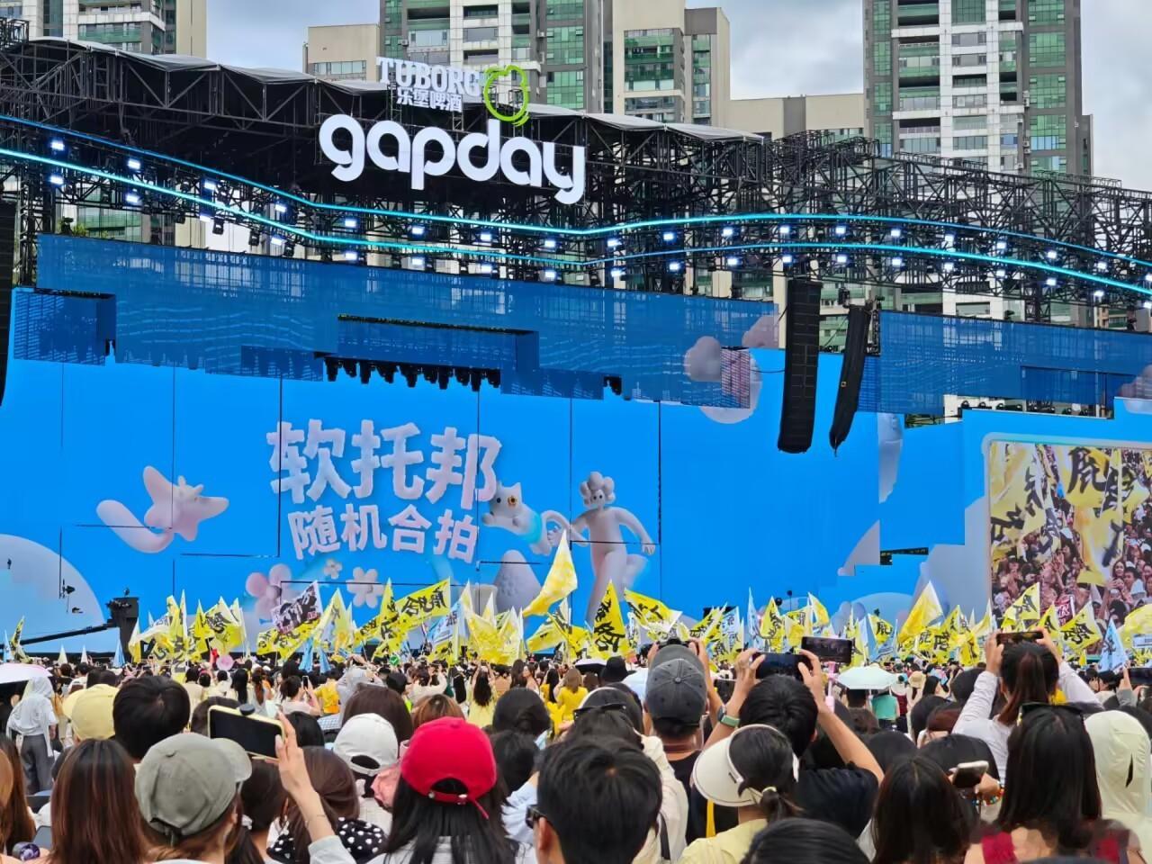 鹿晗贵阳音乐节人气火火的 