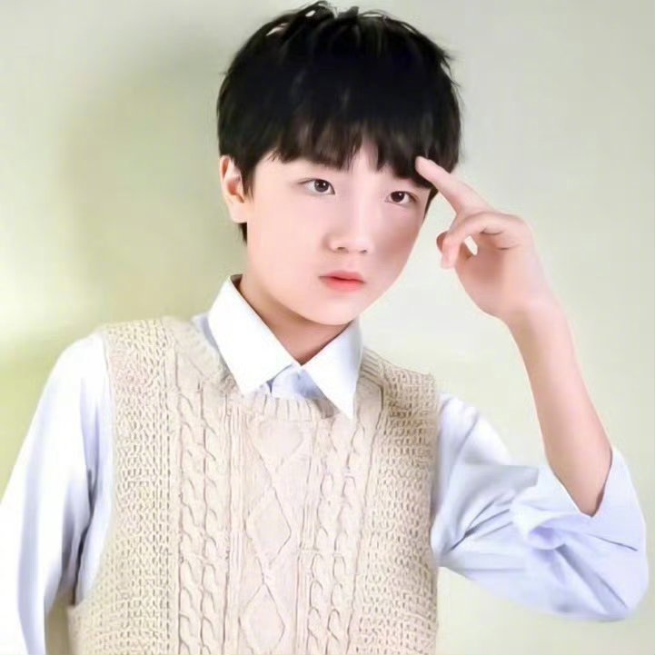 苏新皓形容小时候的自己，看着很智慧的小男孩，这么小就如此有气场确实少见！哈哈哈哈