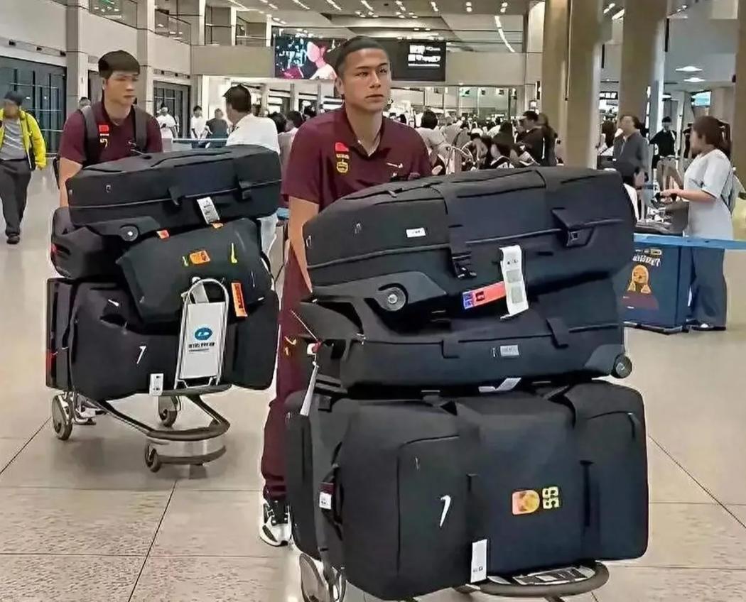 问一下中国足协，男足去一下韩国需要那么多的行李箱吗？
在7.7日韩国主办亚足球杯