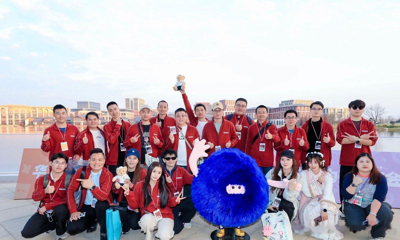 上海花粉会聚齐众多年轻人是谁的DNA动了？这种线下狂欢好多年没见了！上海花粉年会