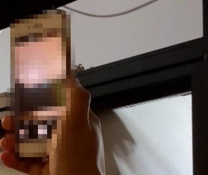 住进酒店本想拥有一段不受打扰的私人时光，却没想窗外藏着陌生人举着手机拍摄，这件发