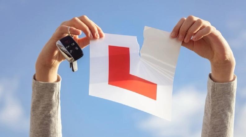 在英国居住的香港人申先生报名考车牌，等了8个月，终于迎来在汉普郡贝辛斯托克的路试