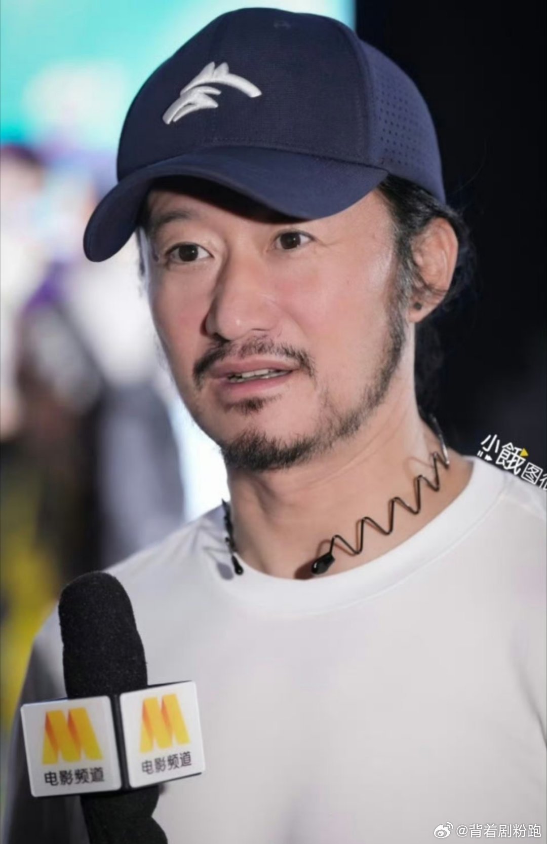 吴京居然戴了耳钉吴京也是老来俏了，现在越来越帅气了，硬汉气质里多了点痞帅感，也是