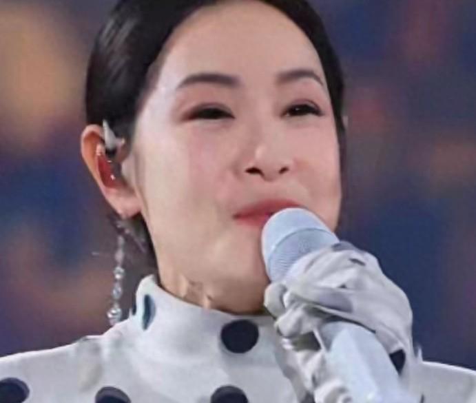 总说接受自然老去才是正解，可在娱乐圈的大环境下，容貌焦虑哪能轻易摆脱？
 
刘若