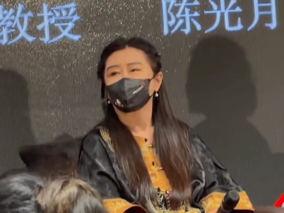 王祖贤眼睛怎么了久未露面的演员王祖贤，因眼部的岁月痕迹被推上热搜。光阴有痕，本是