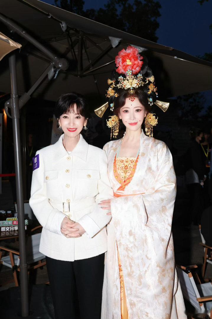 赵雅芝陈紫函同框赵雅芝陈紫函合照 跨越时光的双向奔赴！赵雅芝与陈紫函两代青白同框