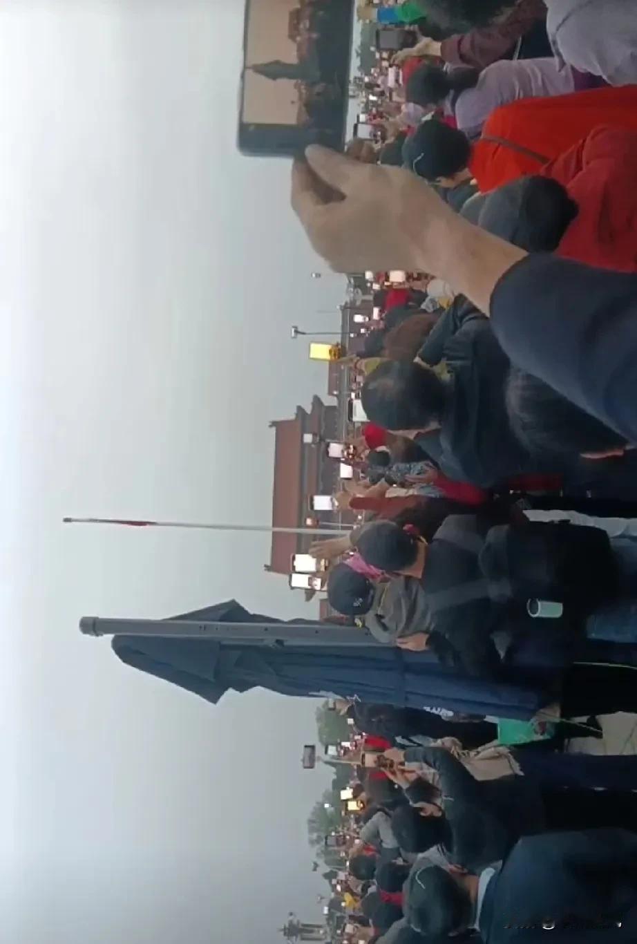 要把我笑死。
邻居去北京玩，早上三点钟起床去看升国旗。
还是四月份淡季呢，早已人