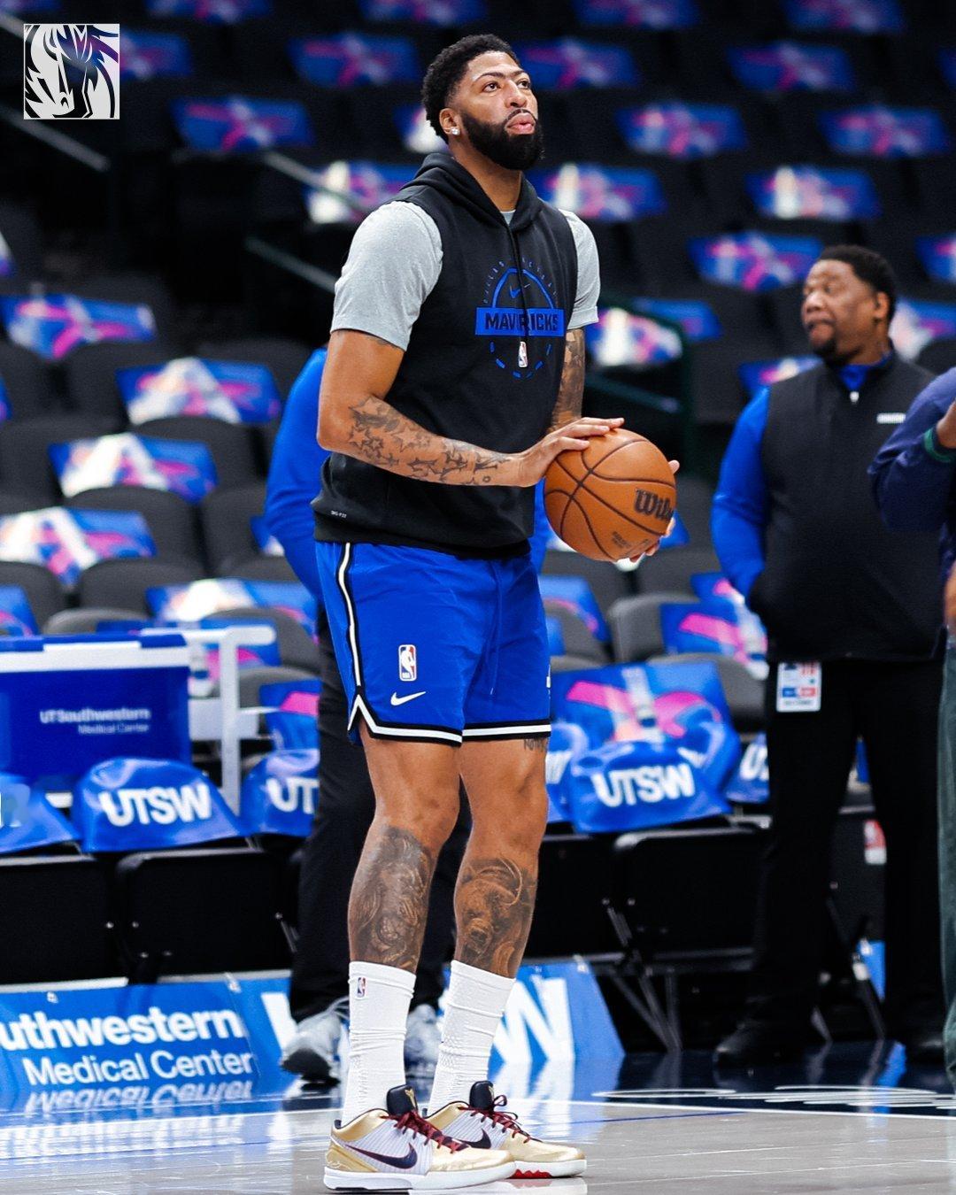 AD 布威能上，双福缺席。首发仍然是大阵容，弗拉格出任控球后卫。nba新赛季揭幕