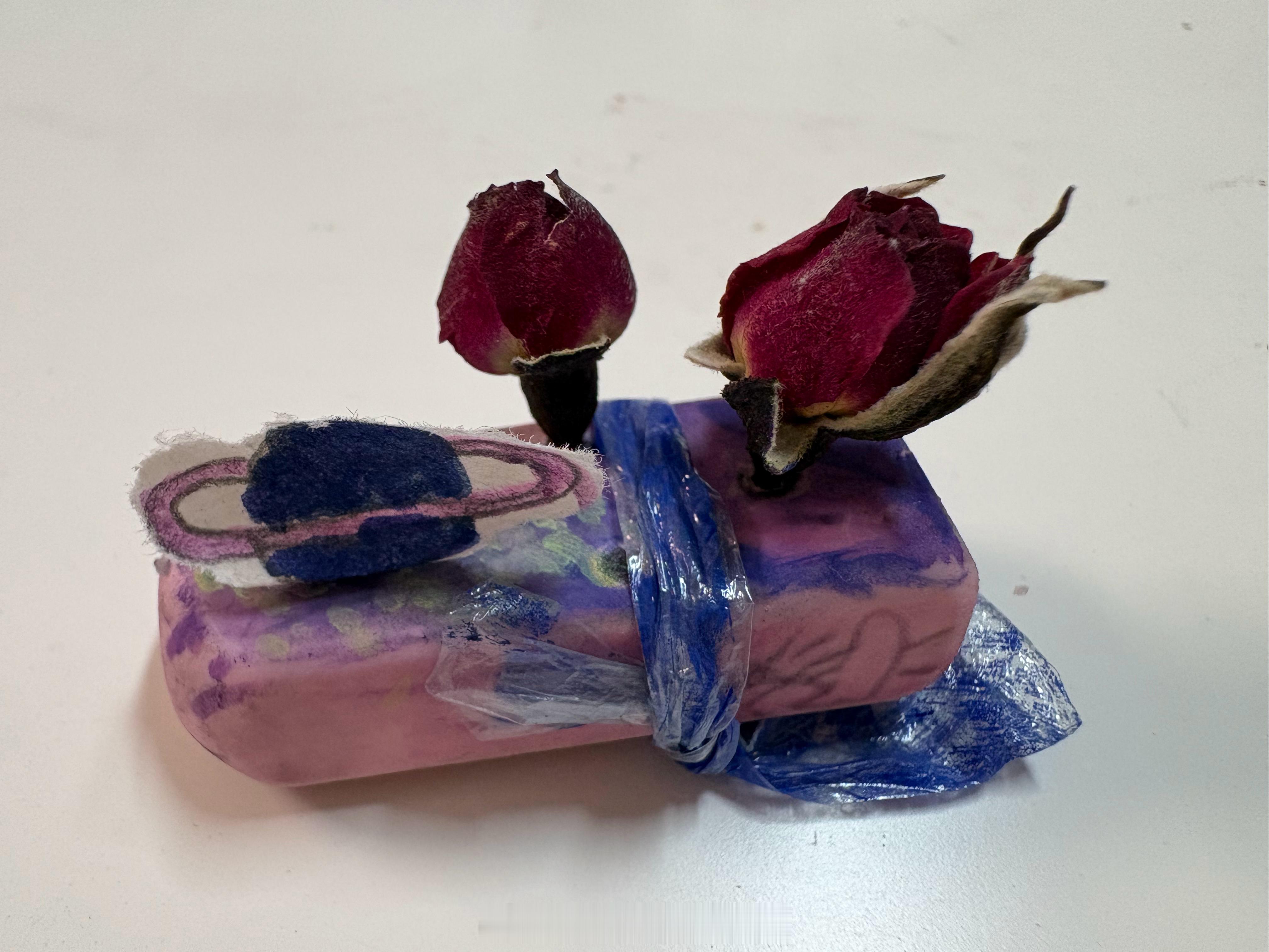打扫卫生发现一枚她的手工我说最近怎么橡皮用那么快呢……月月的世界