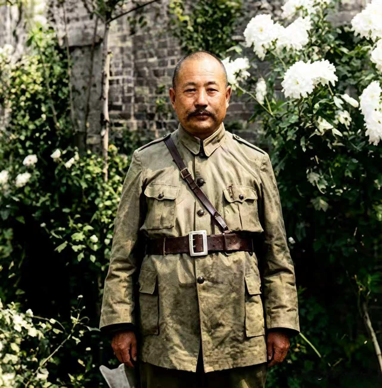 1927年冬，朱德带着南昌起义剩下的800人走到江西安远天心圩，没吃没穿没子弹，