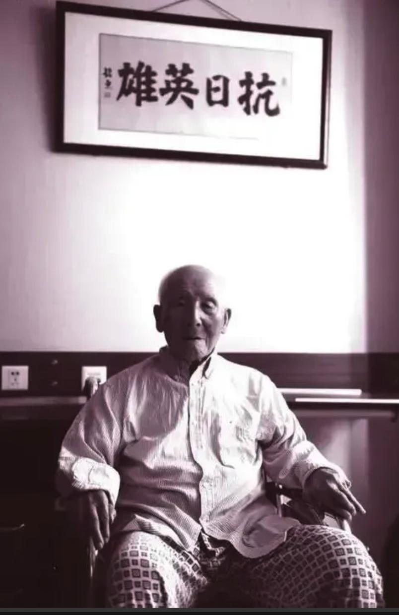 1937年，吴江平顺绳摸去，见鬼子趴地守三挺机枪。他怒喝一声，手起刀落斩其首级！