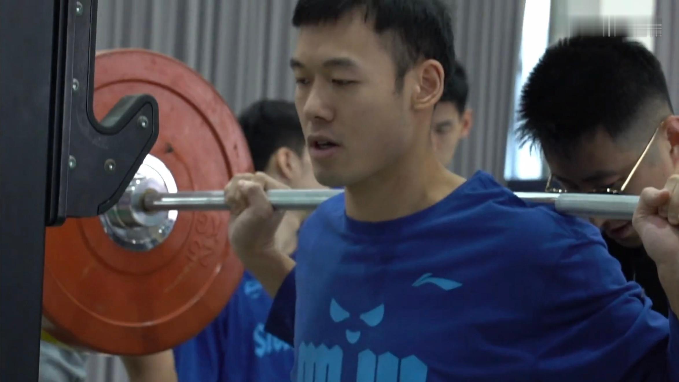 四川男篮队员照常参加体能测试，左朕年接受咪咕篮球采访表示，“我们目前就是先体测，