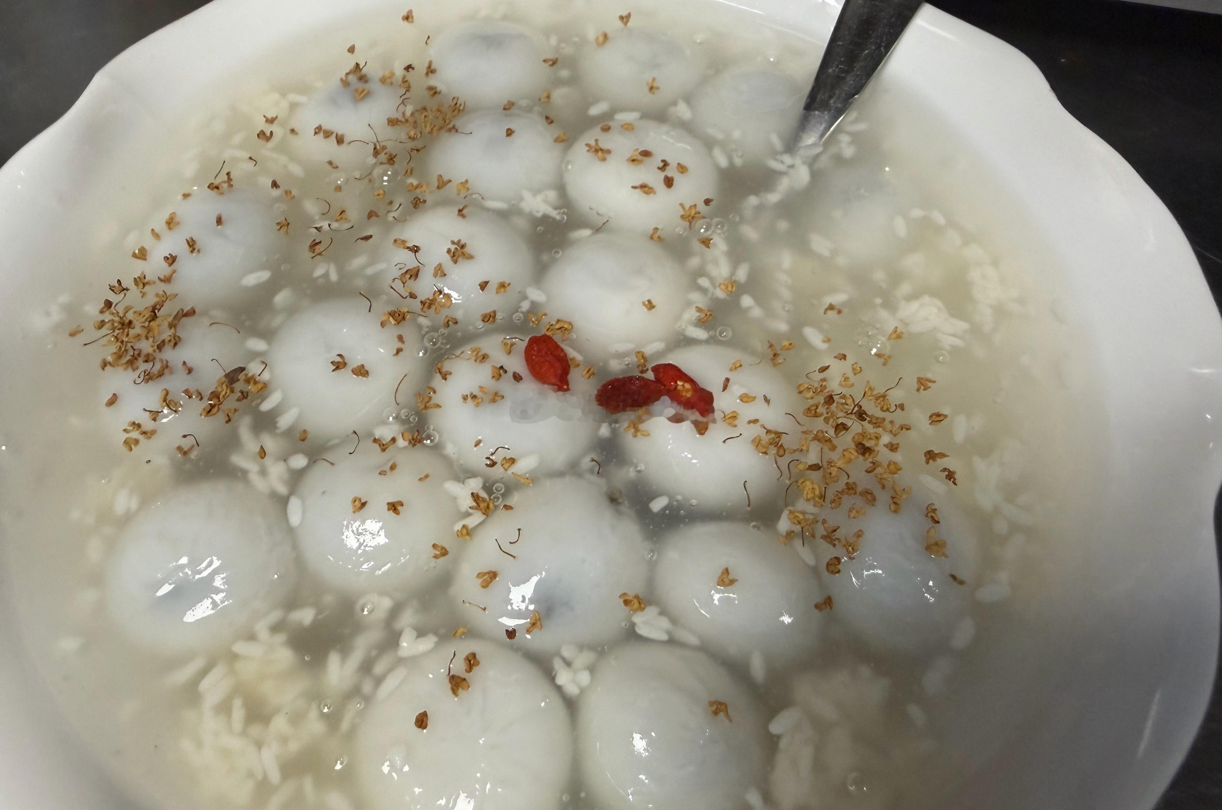 宵夜：银鱼炒蛋➕肉沫粉丝➕酒酿圆子。吃完早点休息，好梦～岑先生美食分享