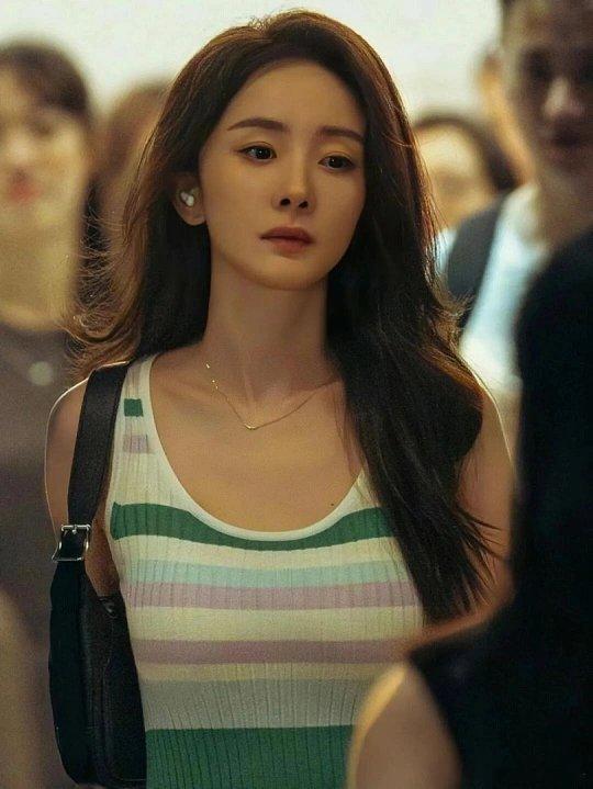 杨幂带火吊带条纹长裙杨幂好美啊 