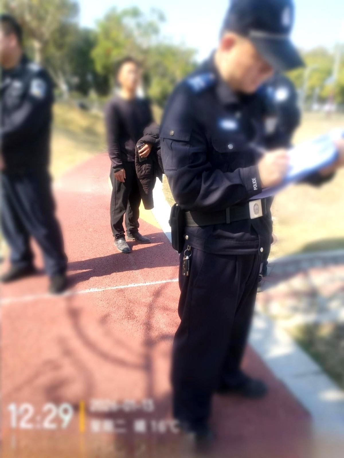 “又是你啊。”
警察一开口，我头皮就麻了。三天，这是第二次。同一个公园，同一个邻