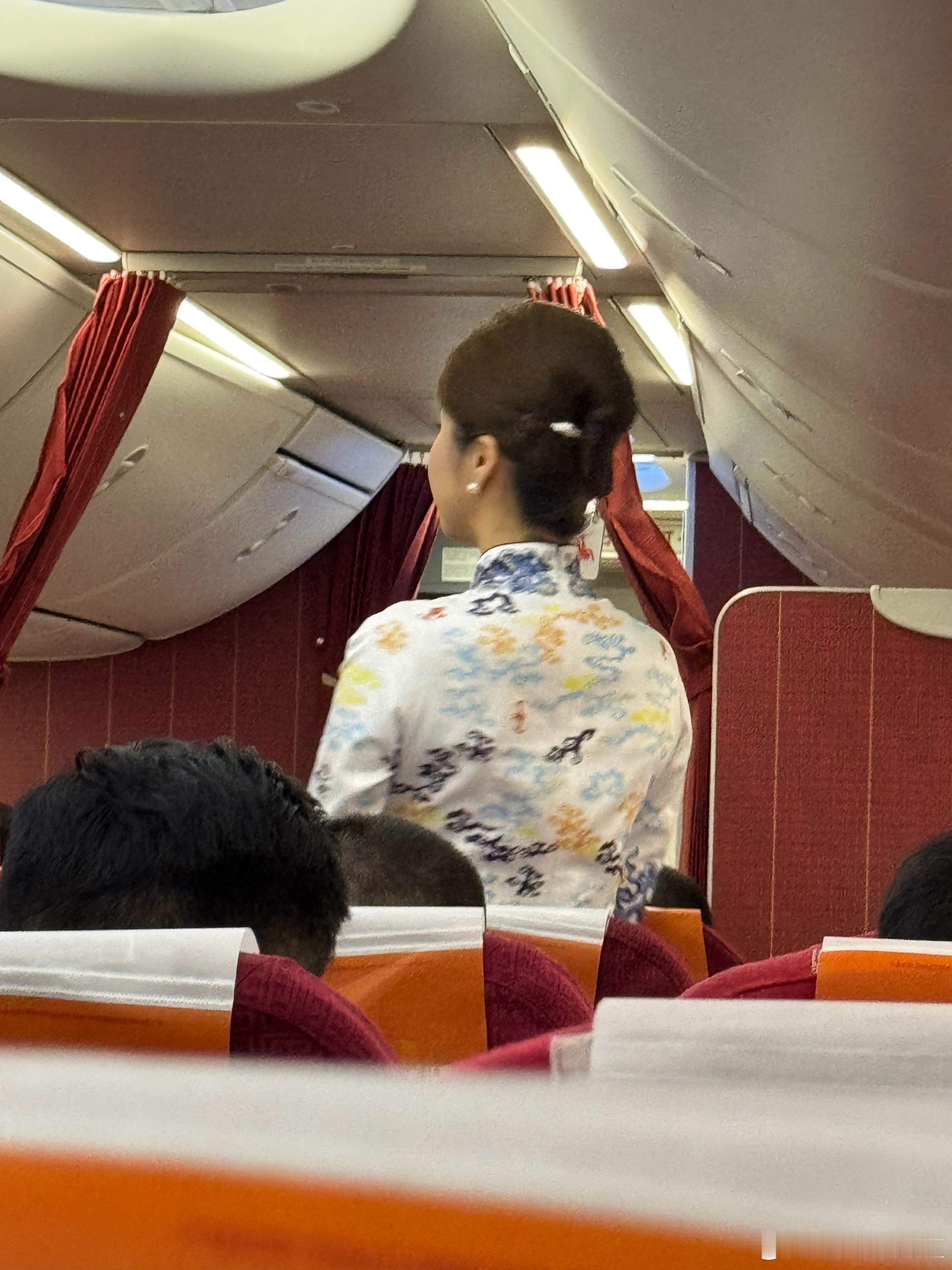 今天是10月最后一天，坐飞机回家！在海南航空看到好好看的空姐，心情也更美丽了。所