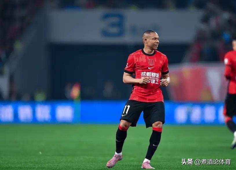 中超成都蓉城2比0领先时给进球功臣席尔瓦换下，这换人就是本场最大败笔，阿洛伊西为