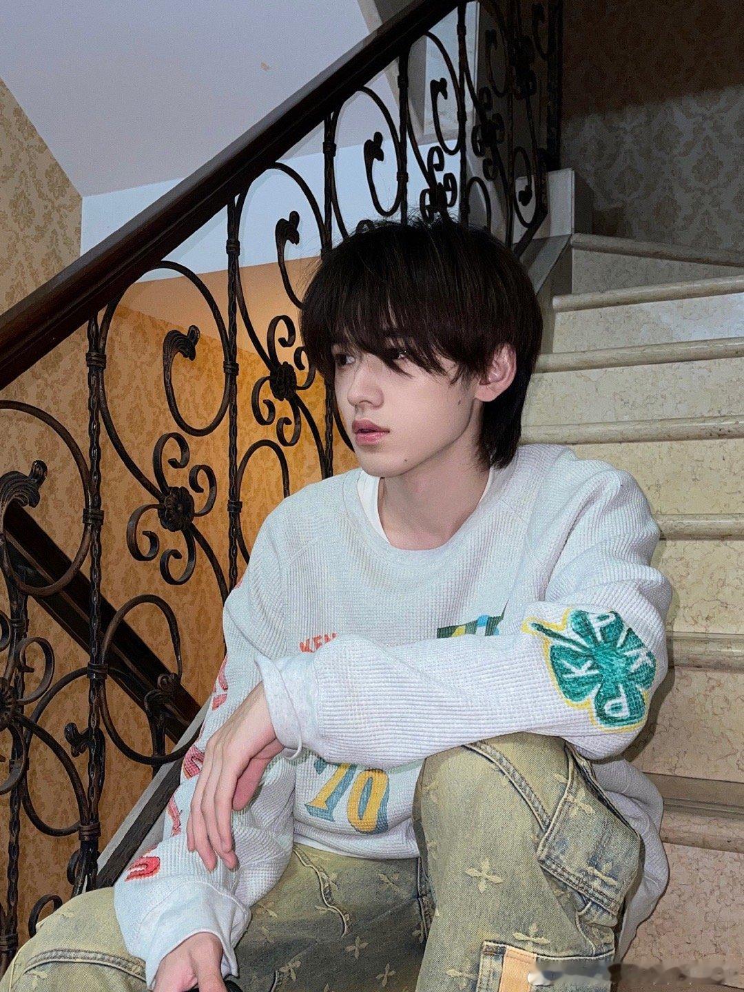 #宋亚轩头发长长了#“脆脆大王 头发长长✂️ ​”宋亚轩的头发长长啦！是打算在演