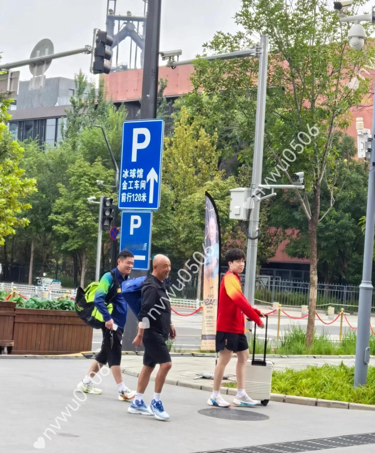 谁说肖战指导不跟赛了，
这就是昨天亲儿子给接回来了，
今天就陪钦儿子上训了。
肖
