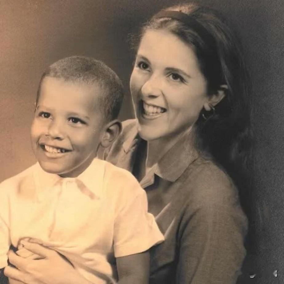 巴拉克•奥巴马与母亲安·邓纳姆 (Ann Dunham) 的罕见合影。邓纳姆在他
