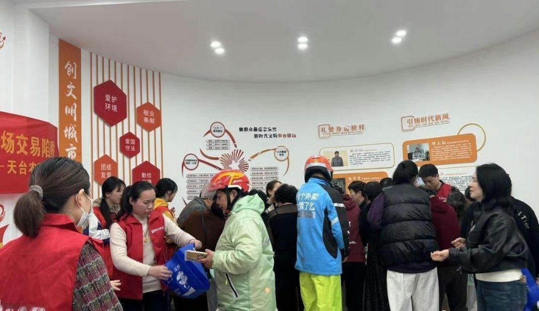 青团香里飘出台州暖新驿站里的温情故事难得在驿站歇脚时能参与这么有意思的活动，既放