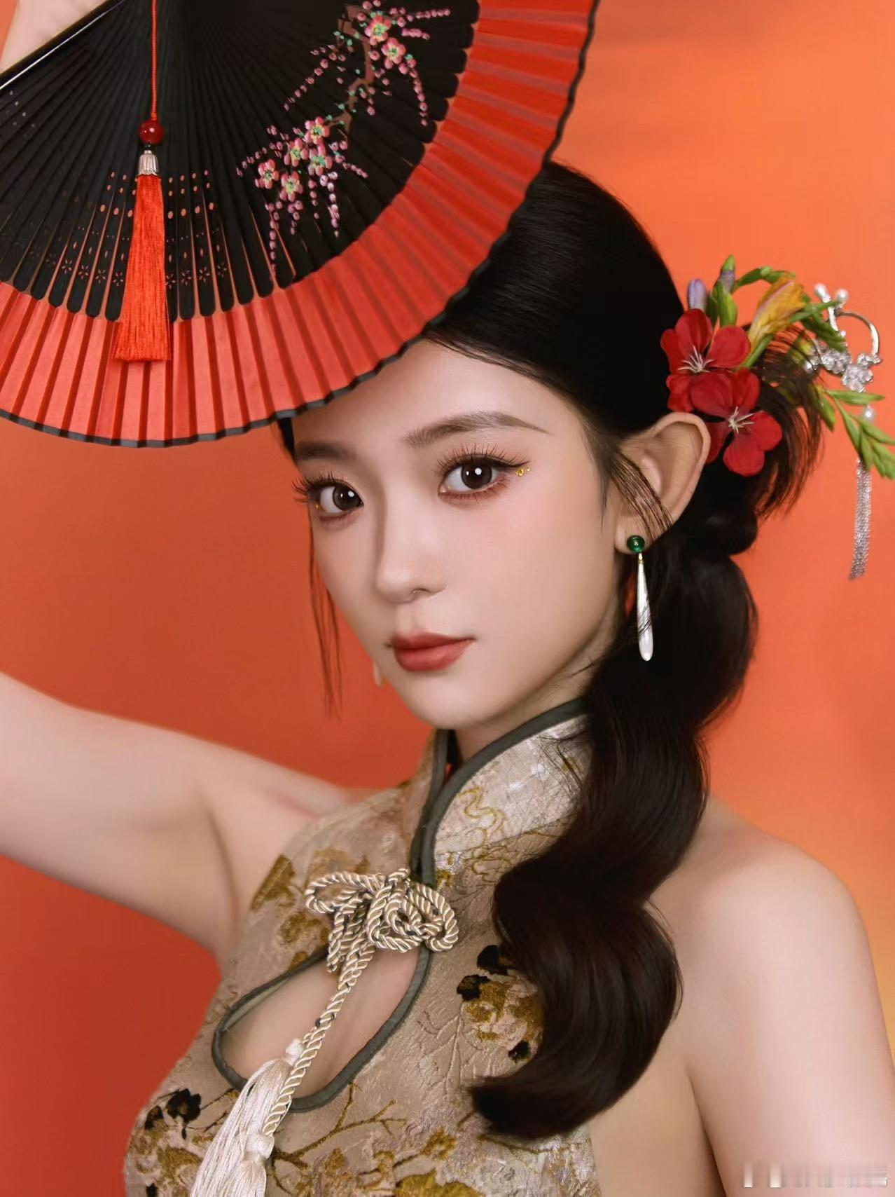 谁被罗予彤的民国造型戳中了！新中式旗袍加身，清冷又飒爽，还藏着点魅惑感，气质绝了