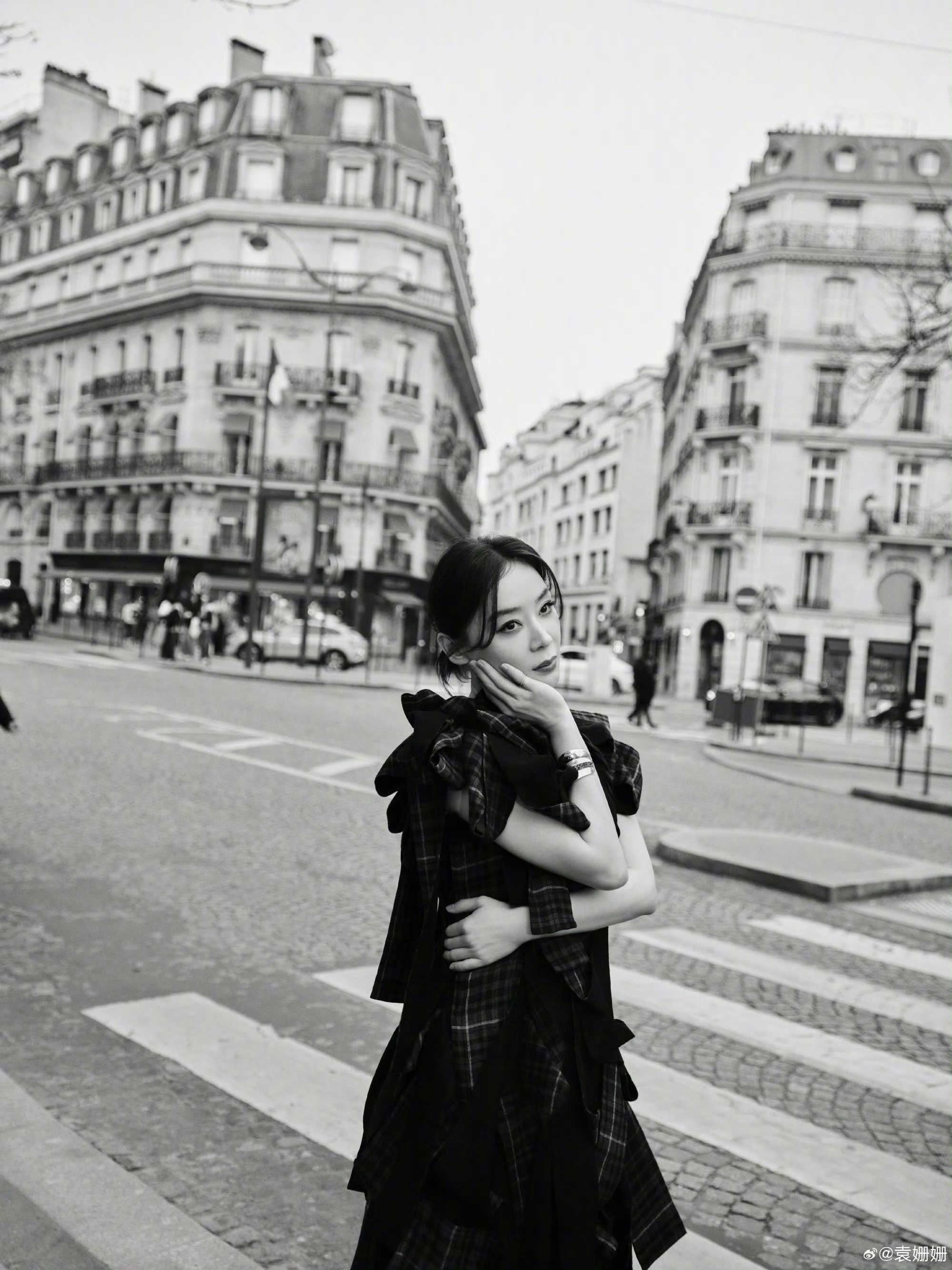#咪咕星鲜事##袁姗姗第一章异国千金#巴黎时装周状态好好，蓝黑格裙搭配黑靴又甜又