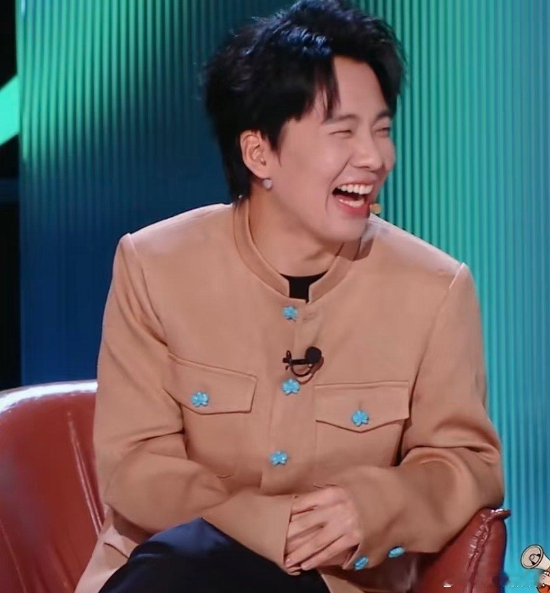 郭麒麟瘦到认不出为角色全力投入，是演员刻在骨子里的敬业。郭麒麟为贴合新剧人物状态