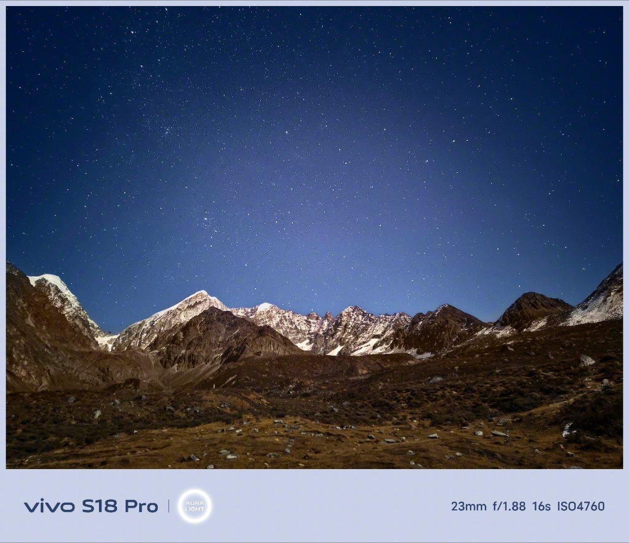 vivo S18的多巴胺胶片，会根据照片环境色自动匹配相应的颜色的水印，让每一张
