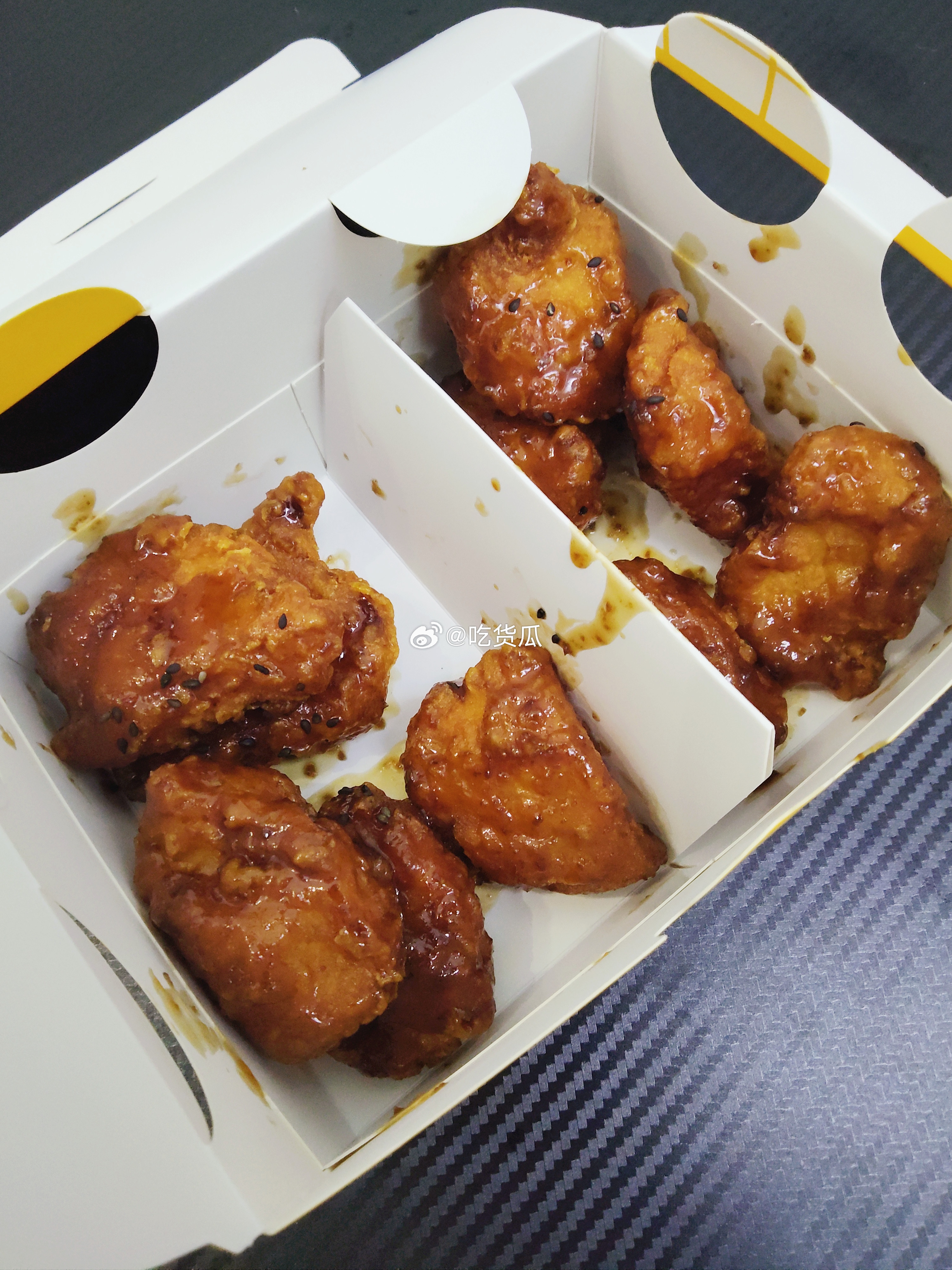 明珠广场这条锦龙南路新开的一家韩国炸鸡店，名字叫ZOONANA，好奇搜索了一下，