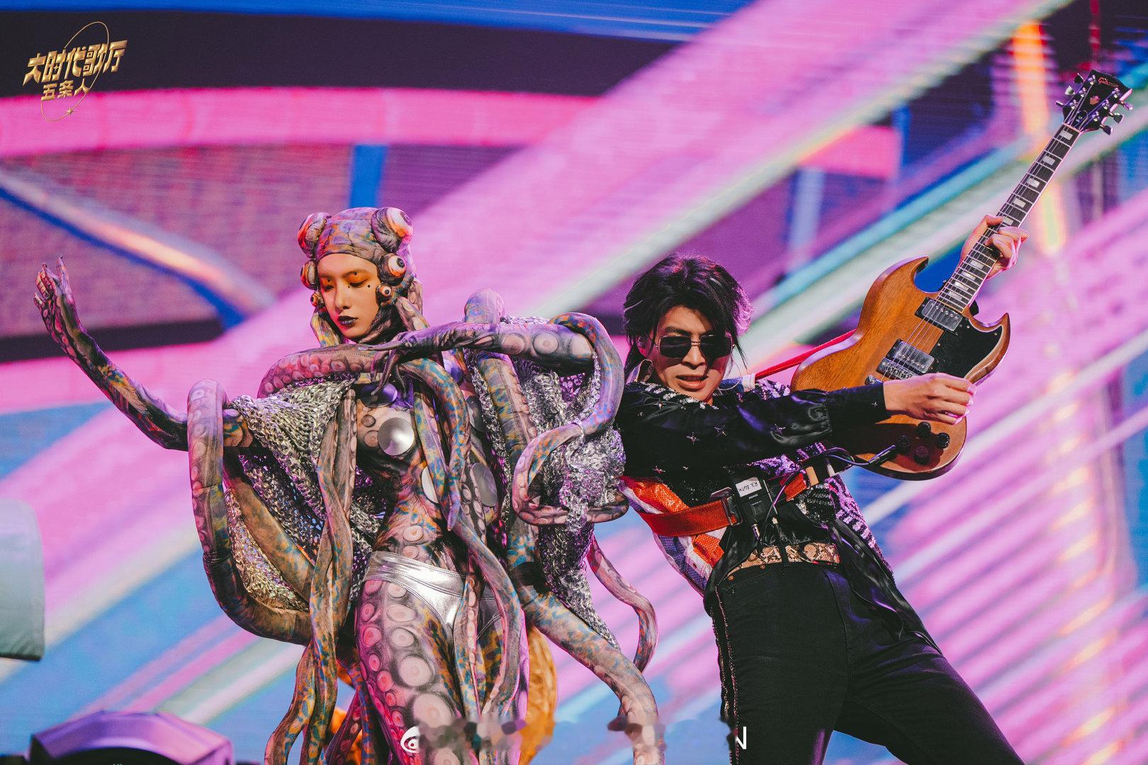 章宇唱跳首秀献给了五条人 章宇唱跳首秀献给了五条人 