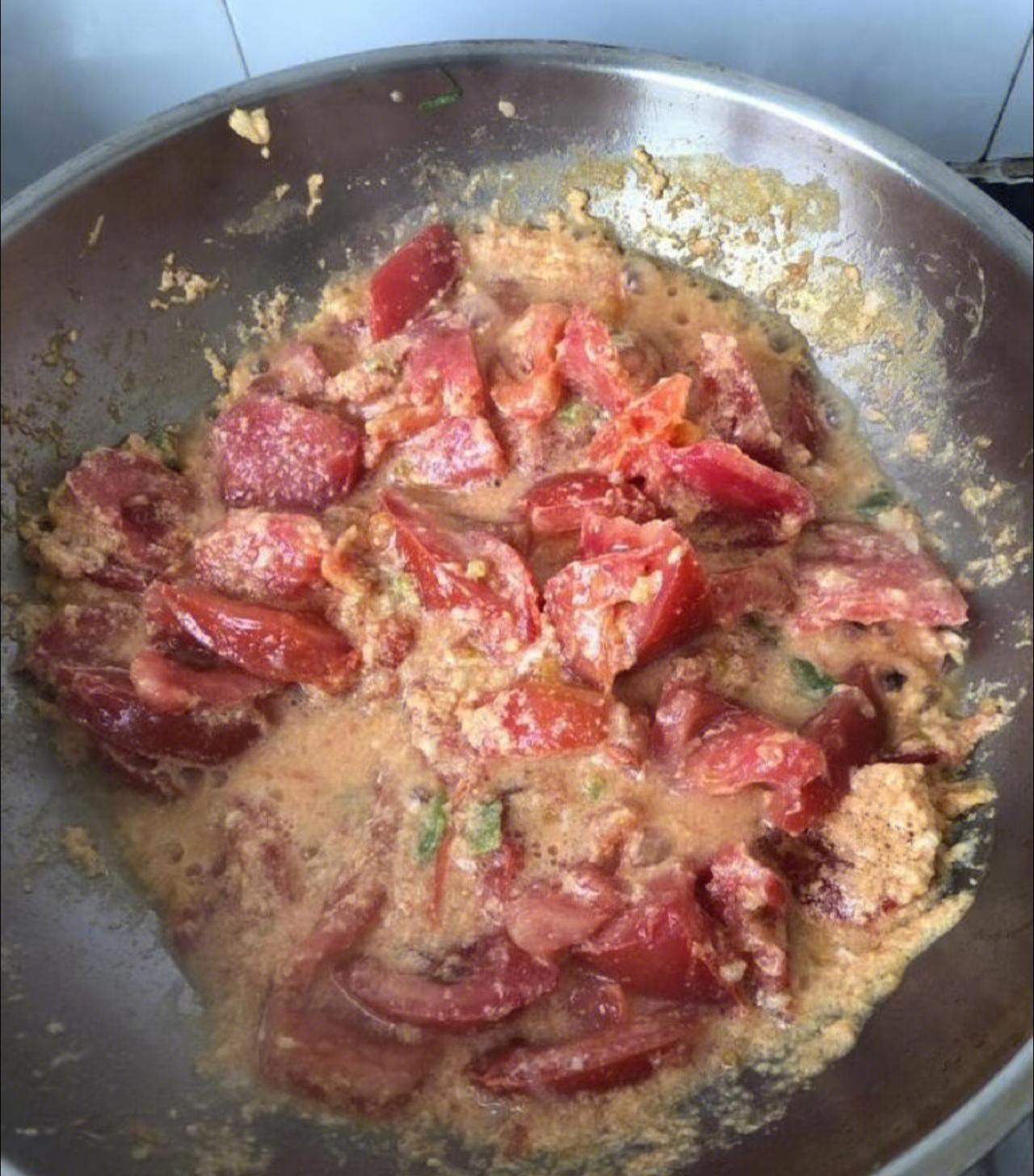 喜欢番茄炒蛋的朋友看过来，
就问你们有见过
比这更变态的西红柿炒蛋吗？
来自我亲