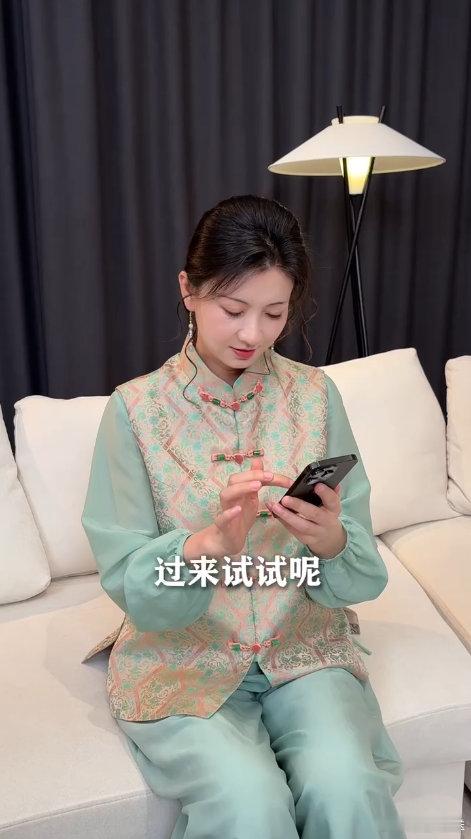眉姐姐终于用AI穿对衣服了 斓曦沉浸式体验AI试穿新方式，从多色系穿搭演绎到感慨