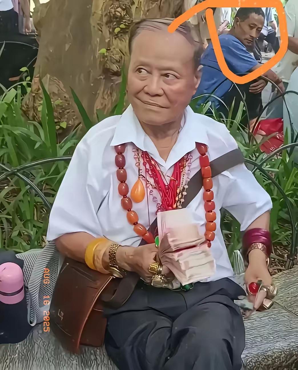 这张照片，你看到了什么？
大家仔细瞧一瞧，前面坐着的大爷手里拿着一打厚厚的票子，