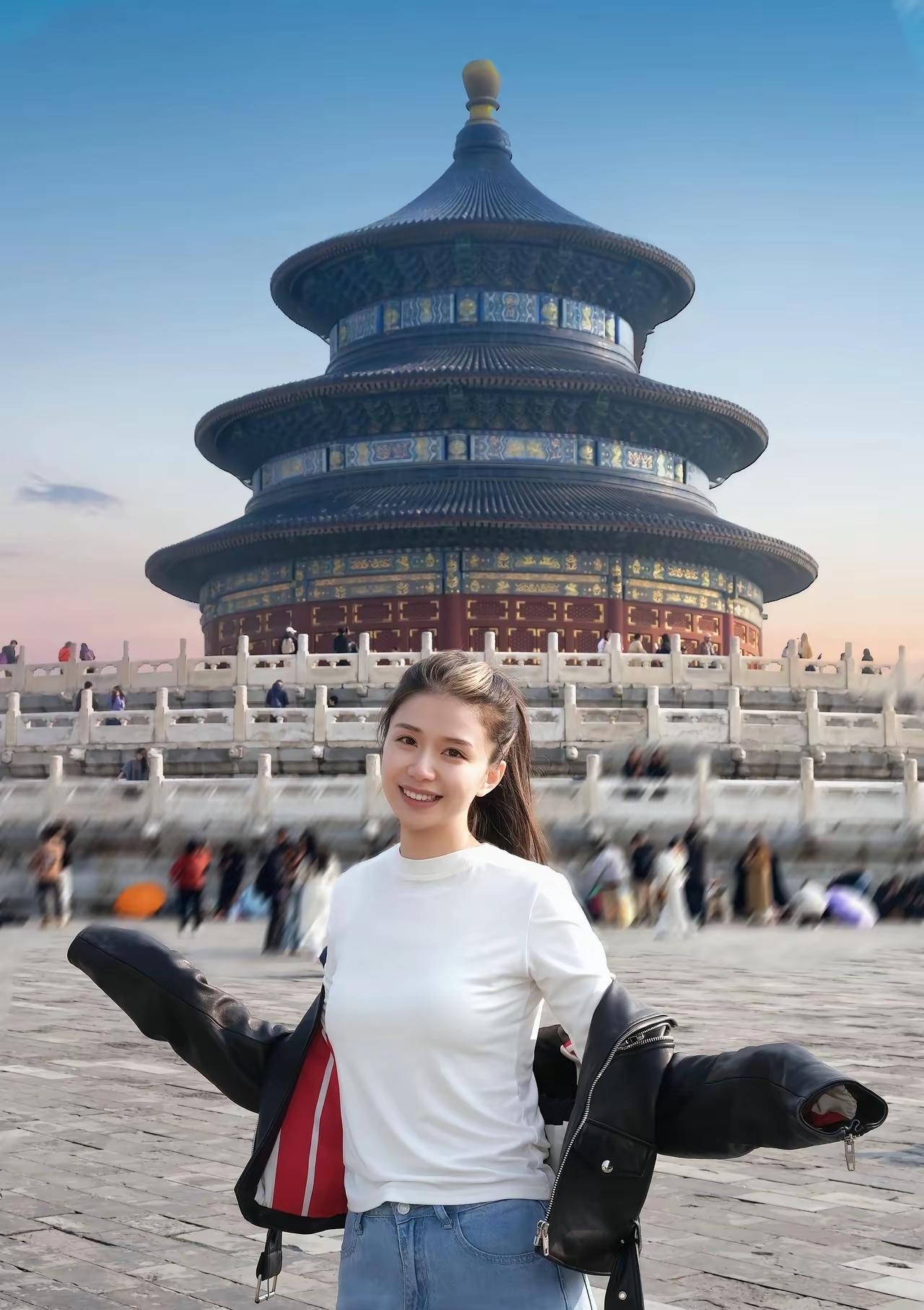 不同城市的街头女孩总能带来不同的优雅体验。在北京三里屯，姑娘们的穿搭舒服又高级。
