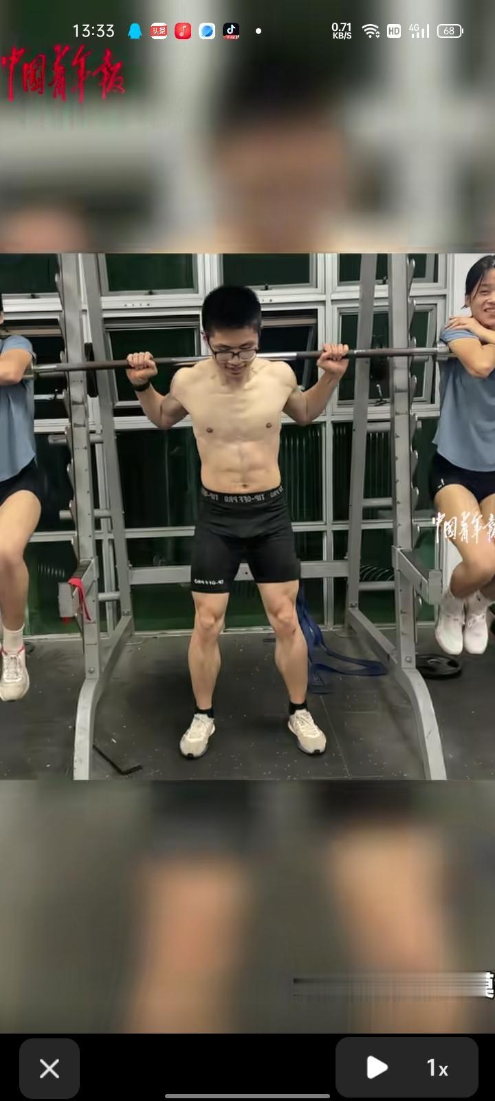5月13日，福建厦门。网友发视频称，训练结束后学生们课间娱乐，一位肌肉猛男扛起两