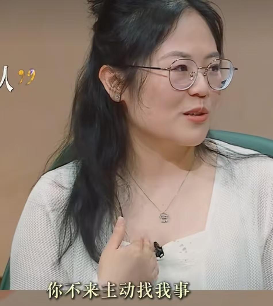 倪萍觉得房主任不容易，房主任的女儿应该多为她考虑，张泉灵却不赞同，她更理解房主任