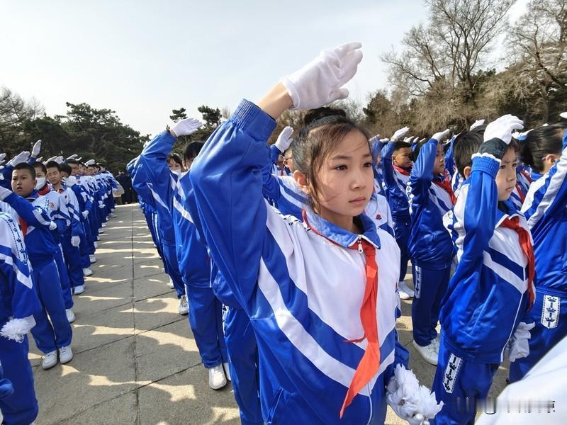 11月8日，郑丽文在台北马场町祭拜先烈时，现场出现了超燃的一幕。台湾民众纷纷高喊