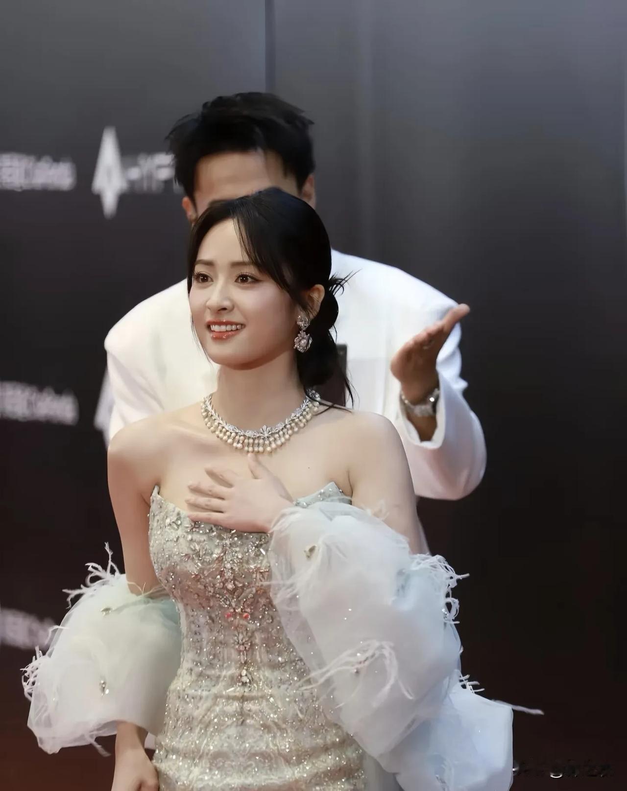 沈月为什么长得漂亮，却不像是明星，可能是因为性格，毕竟她综艺里路透表现性格跟很多