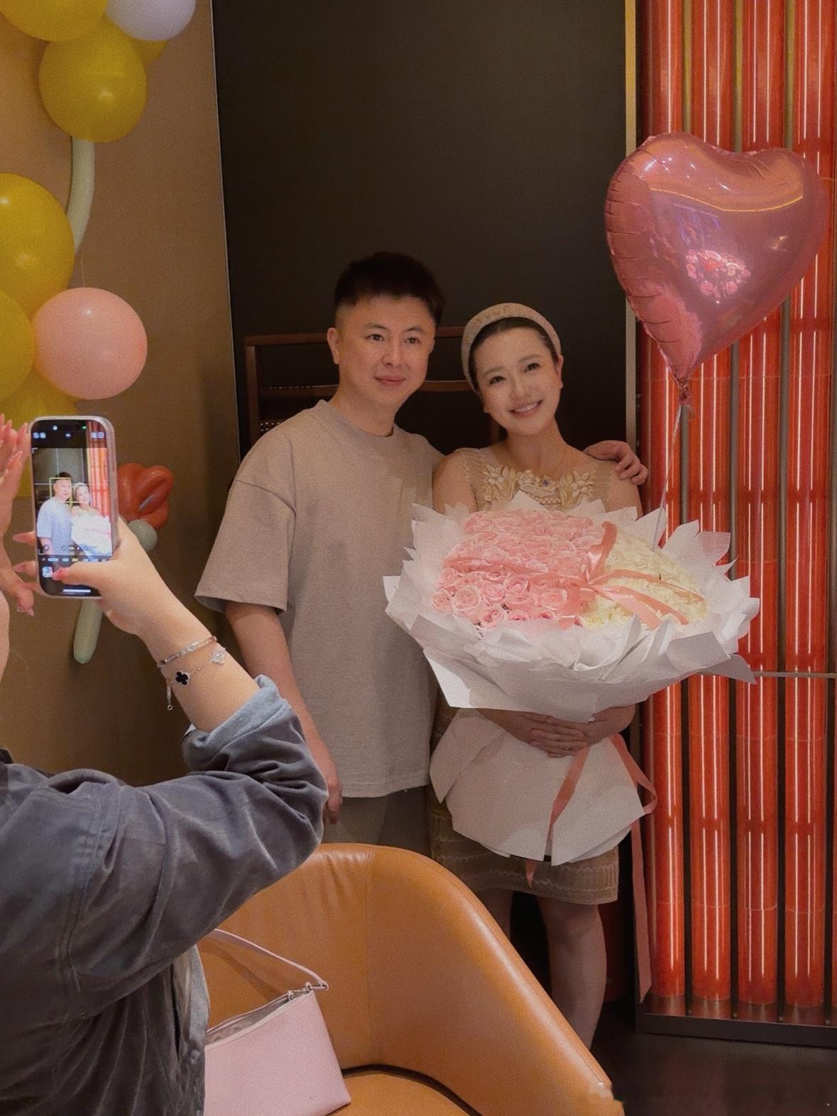 本来以为是给伊伊过生日没想到大江着从饭店布置到礼物到朋友都准备好了呜呜呜呜 求婚