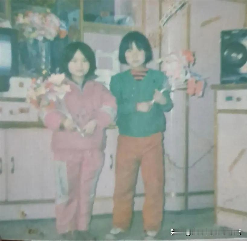 假如碰到小时候的自己，你会对他说什么?
 
有网友说，自己这一路走来有很多后悔的