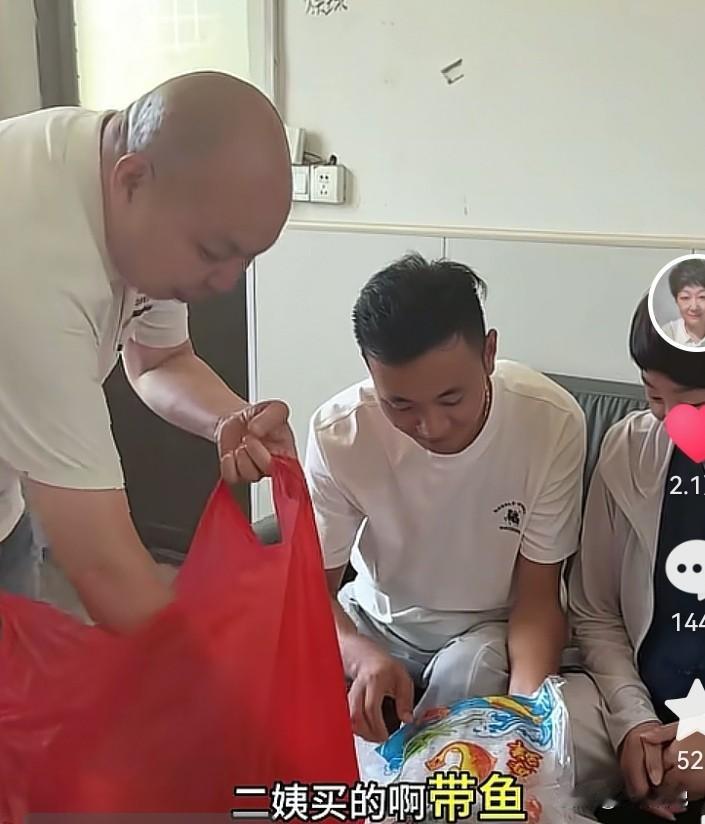 厉爸厉妈和二姨差点把温州的海鲜特产都带来了，怕怀远吃不饱，真的太暖心了。

厉爸