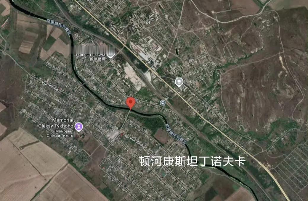 乌军工兵在顿河康斯坦丁诺夫卡市区西北的克里维托列齐河上的一座桥梁下埋了大量炸药，