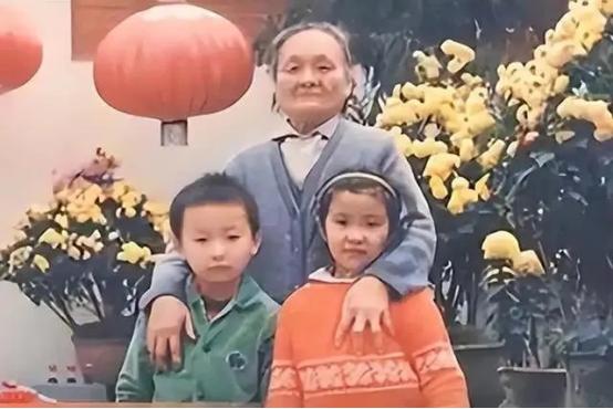 93岁的住家保姆高玉清，照顾雇主一家40多年，不辞劳苦的照顾家中5个孩子，年纪大