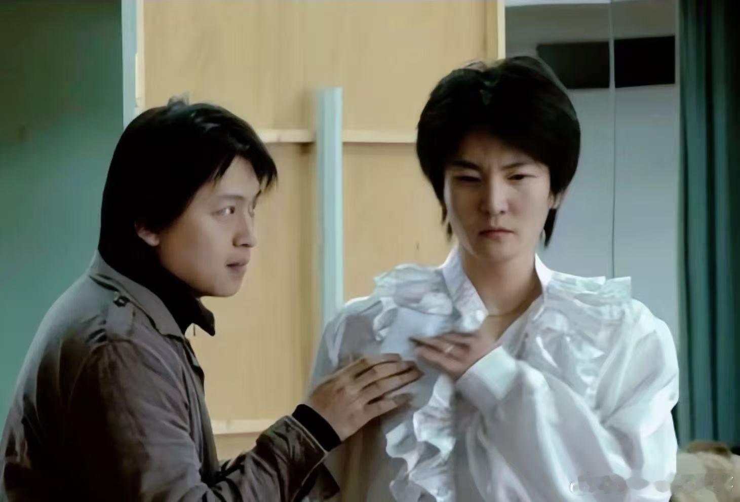 突然get到了郭京飞被郭京飞年轻时的颜值圈粉！帅得很有特点，完全没想到他还有这么