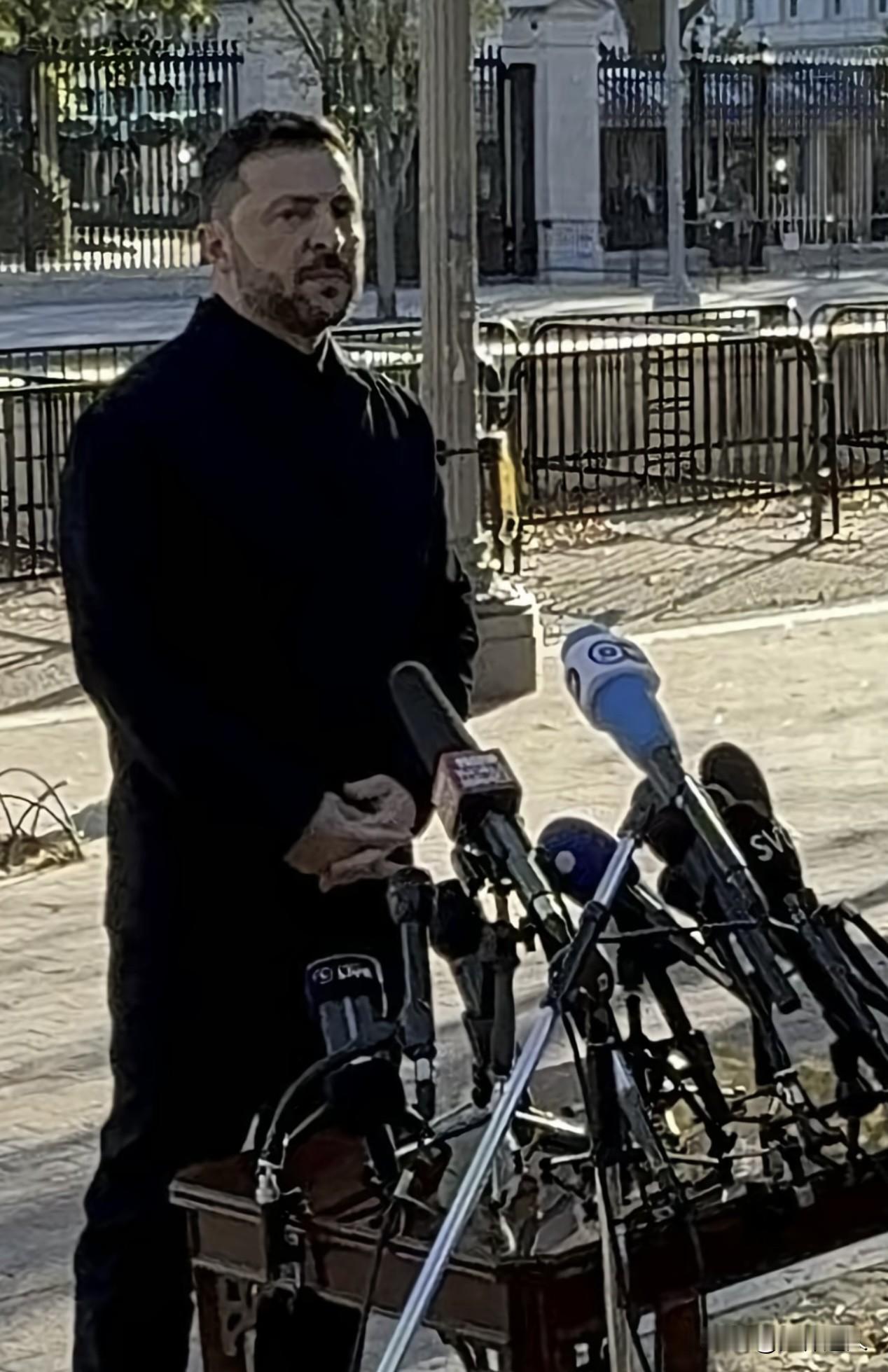 泽连斯基：摆摊儿，开记者会！

你看，泽连斯基三访白宫，再遭冷遇。最后，自己在白